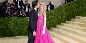 Νίκολα Πελτζ και Μπρούκλιν Μπέκαμ στο Met Gala