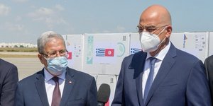 Ο Νίκος Δένδιας κατά την δωρεά 100.000 εμβολίων στην Τυνησία