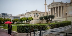Συννεφιασμένος καιρός και βροχή στο κέντρο της Αθήνας