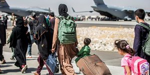Οικογένειες Αφγανών αποχωρούν από τη χώρα