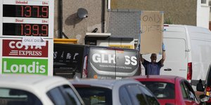 Ουρές αυτοκινήτου έξω από πρατήρια βενζίνης στη Βρετανία