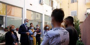 Ο Τζέφρι Πάιατ στο πρώτο υπνωτήριο για άστεγους ανήλικους / Φωτογραφία: ΑΠΕ-ΜΠΕ