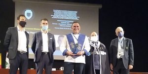 Ο Παναγιώτης Τζίμας τη στιγμή που παραλαμβάνει το βραβείο