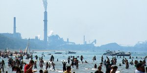 Εργοστάσιο σε λειτουργία δίπλα σε παραλία με λουόμενους