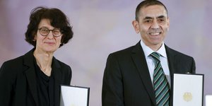 Το ζευγάρι Τούρκων επιστημόνων πίσω από το εμβόλιο της Pfizer/BioNTech