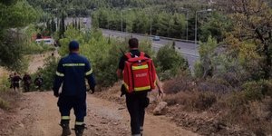 Ο Πιέρ Μπαλάζ (δεξιά) με Έλληνα πυροσβέστη