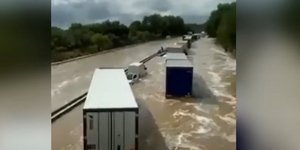 Φορτηγά «κόλλησαν» από τις πλημμύρες στη Γαλλία