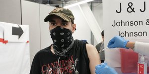 Πολίτης στις ΗΠΑ πραγματοποιεί μια δόση του εμβολίου ενάντια στον κορωνοϊό