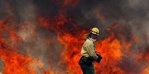 Πυροσβέστης μπροστά σε πύρινο μέτωπο στην Ισπανία