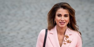Η βασίλισσα Ράνια της Ιορδανίας με ροζ σακάκι
