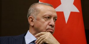 Ο Τούρκος πρόεδρος Ρετζέπ Ταγίπ Ερντογάν με φόντο την σημαία της χώρας του