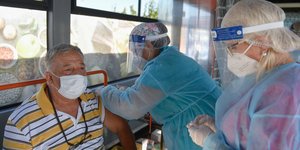 Ρουμάνος εμβολιάζεται κατά του κορωνοϊού