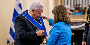 Η στιγμή της παρασημοφόρησης του Ρόμπερτ Μενέντεζ