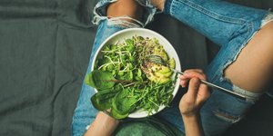 Γυναίκα τρώει σαλάτα