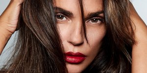 Η Σήλια Κριθαριώτη με κόκκινο κραγιόν