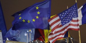 Οι σημαίες της ΕΕ και των ΗΠΑ δίπλα δίπλα