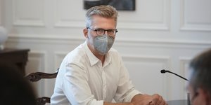 Ο υπουργός Επικρατείας, Ακης Σκέρτσος σε σύσκεψη στο Μαξίμου
