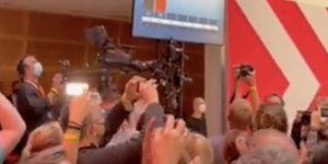 Πανηγυρισμοί στο στρατόπεδο του SPD μετά το exit poll
