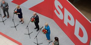 Το σήμα του SPD και ο Ολαφ Σολτς από ψηλά