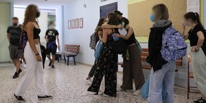μαθητες αγκαλιαζονται