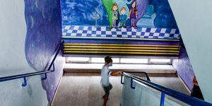 Μαθητής με μάσκα σε σχολείο 