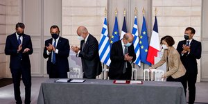 Μητσοτάκης, Παναγιωτόπουλος, Δένδιας, Λε Ντριάν, Παρλί και Μακρόν χειροκροτούν την υπογραφή της ελληνογαλλικής συμφωνίας