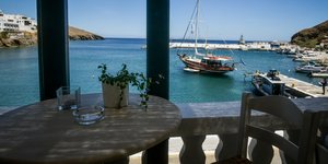 θαλασσα τραπεζακι