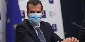 ο Θανάσης Πλεύρης με μάσκα