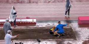 Η στιγμή που ο Θανάσης Προδρόμου τρέχει να βοηθήσει τον συναθλητή του