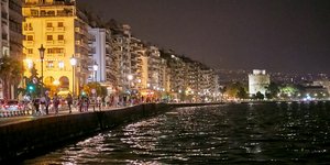 Η παλαιά παραλία της Θεσσαλονίκης νύχτα