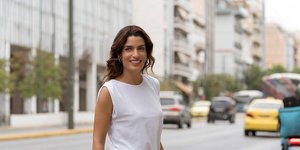 H Tόνια Σωτηροπούλου με τζιν και λευκο τοπ