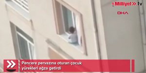 Τουρκία Νήπιο κάθεται στο περβάζι παραθύρου πολυόροφου κτιρίου