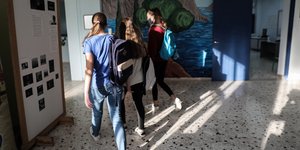 τρια κοριτσια πλατη