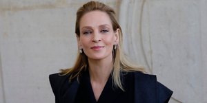 Η Ούμα Θέρμαν με μαύρο ρούχο