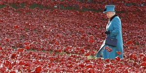 Η βασίλισσα Ελισάβετ σε μια θάλασσα από κόκκινες κεραμικές τουλίπες 