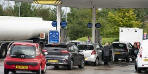 Ουρες στα βενζινάδικα της Βρετανίας