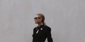 γυναίκα με μαύρο φόρεμα