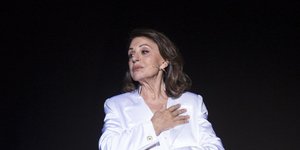 Η Χάρις Αλεξίου με λευκά ρούχα