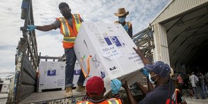 ξεφορτωνουν εμβολια 