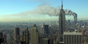 Οι Δίδυμοι Πύργοι παραδομένοι στις φλόγες, πριν καταρρεύσουν την 11η Σεπτεμβρίου 2001