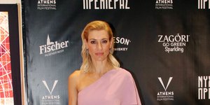 H Ζέτα Δούκα με ολόσωμη ροζ φόρμα