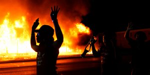 Βίαιες διαδηλώσεις μετά τον πυροβολισμό του Τζέικομπ Μπλέικ από αστυνομικό