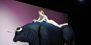 Η Breanna O’Mara σε σκηνή από τον «Εγκάρσιο Προσαντολισμό» του Δημήτρη Παπαϊωάννου© foto di Julian Mommert