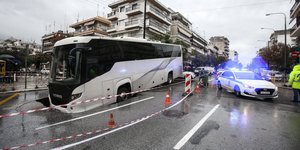 λεωφορείο έπεσε σε γούβα στη Θεσσαλονίκη