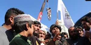 Εικόνες φρίκης στο Αφγανιστάν με κρεμασμένο πτώμα σε πλατεία της Χεράτ