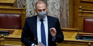 Ο Γιώργος Καραγιάννης στη Βουλή στη διάρκεια κοινοβουλευτικού ελέγχου