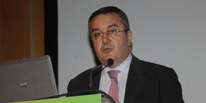 Ο Ηλίας Μόσιαλος σε ομιλία του