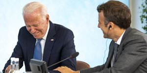 Τζο Μπάιντεν και Εμανουέλ Μακρόν