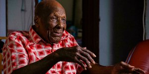 Ο Ζιλ Τεομπάλντ σε συνέντευξή του στο Γαλλικό Πρακτορείο, το 2019, σε ηλικία 110 ετών