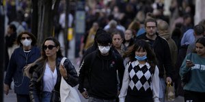 Άνθρωποι με μάσκες σε κεντρικό δρόμο του Λονδίνου